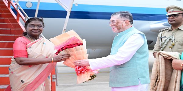 দুদিনীয়া ভ্ৰমণসূচীৰে ঝাৰখণ্ডত উপস্থিত ৰাষ্ট্ৰপতি, দেওঘৰ বিমানবন্দৰত ৰাজ্যপাল আৰু মন্ত্ৰী দীপিকা সিঙৰ আদৰণি