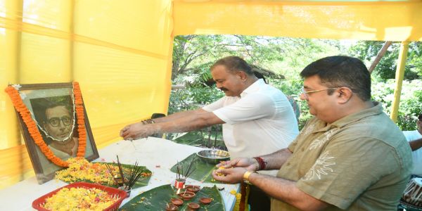 নটসূৰ্য্যৰ বাসগৃহত ৰাইজৰ দলৰ উদ্যোগত অনুষ্ঠিত স্মৃতিদিৱসৰ এক বিশেষ অনুষ্ঠান