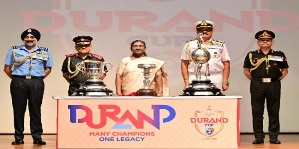 ৰাষ্ট্ৰপতি ভৱনত ১৩৪ সংখ্যক ডুৰাণ্ড কাপ ফুটবলৰ ট্ৰফী ফ্লেগ অফ ভাৰতৰ ৰাষ্ট্ৰপতি দ্ৰৌপদী মুৰ্মুৰ