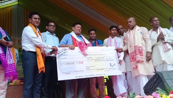 ভেৰগাঁৱত হিতাধিকাৰীৰ সৈতে মত-বিনিময় আৰু সজাগতা সভা বিটিআৰ প্ৰধান প্ৰমোদ বড়োৰ।*