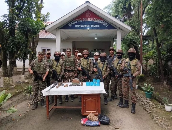 इंफाल: मणिपुर में गिरफ्तार उग्रवादी और बरामद हथियार-विस्फोटकों की तस्वीर।