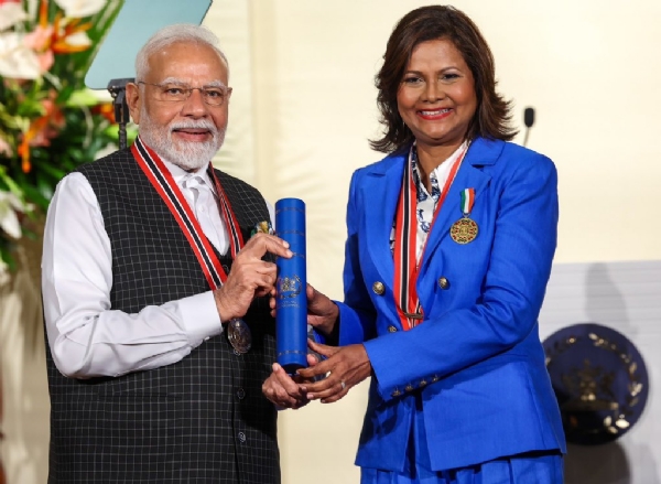 त्रिनिदाद की राष्ट्रपति से देश का सर्वोच्च सम्मान प्राप्त करते प्रधानमंत्री मोदी