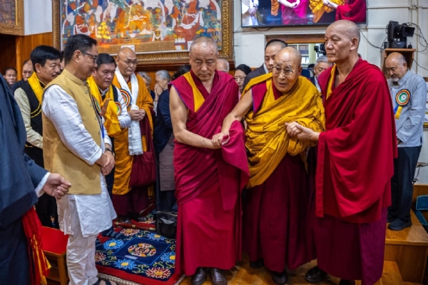 দালাই লামাৰ ৯০ সংখ্যক জন্মদিন উদযাপন সমাৰোহত মন্ত্ৰী কিৰেন ৰিজিজু আৰু মুখ্যমন্ত্ৰী পেমা খাণ্ডুৰ অংশগ্ৰহণ