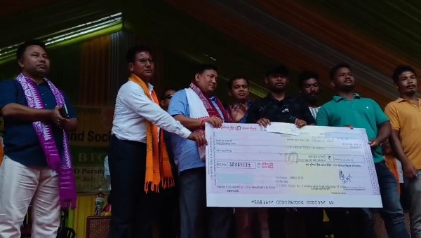 ভেৰগাঁৱত হিতাধিকাৰীৰ সৈতে মত-বিনিময় আৰু সজাগতা সভা বিটিআৰ প্ৰধান প্ৰমোদ বড়োৰ।*