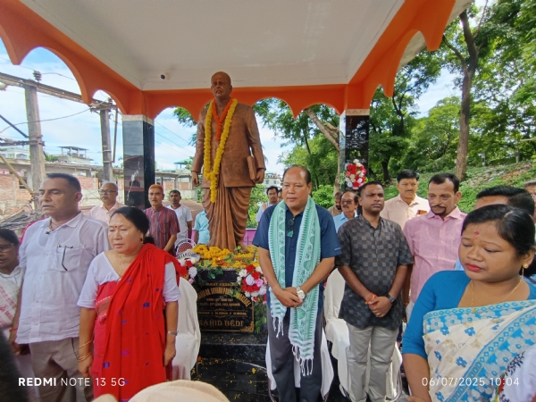 কোকৰাঝাৰত শ্যামা প্ৰসাদ মুখাৰ্জীৰ ১২৫ তম জন্ম জয়ন্তীৰ লগত সংগতি প্ৰতিমুৰ্তি উন্মোচন বিধান সভাৰ অধ্যক্ষ বিশ্বজীৎ দৈমাৰীৰ ।