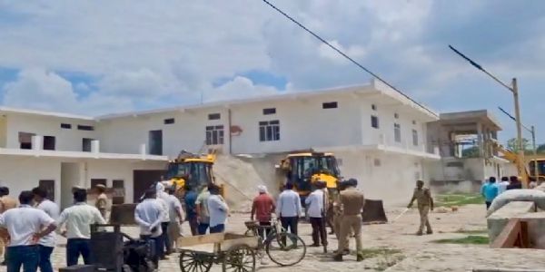 ধৰ্মান্তৰকৰণ গোচৰত অভিযুক্ত চাংগুৰ বাবাৰ অট্টালিকা অবৈধ নিৰ্মাণৰ ওপৰত চলিল বুলডজাৰ