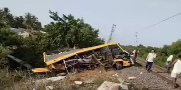 তামিলনাডুত স্কুল ভ্যানত ৰে’লে খুন্দা মৰাৰ ফলত দুজন ছাত্ৰসহ তিনিজন নিহত, ক্ষতিপূৰণ ঘোষণা