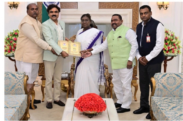 এন চি এছ চিৰ অধ্যক্ষ কিশোৰ মাকৱানাই ৰাষ্ট্ৰপতি দ্ৰৌপদী মুৰ্মুক এই প্ৰতিবেদন দাখিল কৰে। তেওঁৰ সৈতে সদস্য লৱকুশ কুমাৰ আৰু বদ্দেপল্লী ৰামচন্দ্ৰন আৰু সচিব জি শ্ৰীনিবাসো উপস্থিত থাকে।