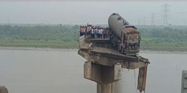 (অপডেট) গুজৰাট দলং দুৰ্ঘটনাঃ কেইবাখনো বাহন নদীত পৰি ৯ জনৰ মৃত্যু, প্ৰধানমন্ত্ৰীৰ শোক প্ৰকাশ