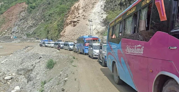 भूस्खलन के कारण अवरुद्ध राजमार्ग