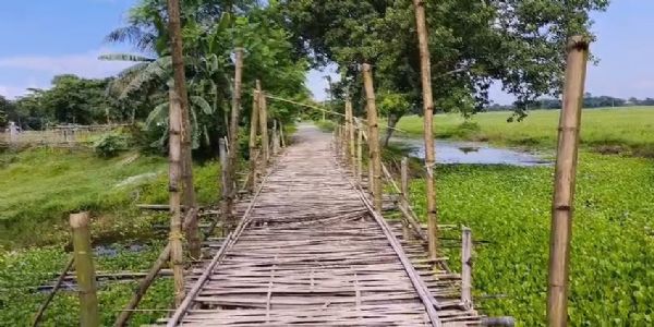 হাজোৰ ৰামদিয়াৰ এখন জৰাজীৰ্ণ বাঁহৰ দলঙে উদঙাইছে উন্নয়ণৰ নমুনা