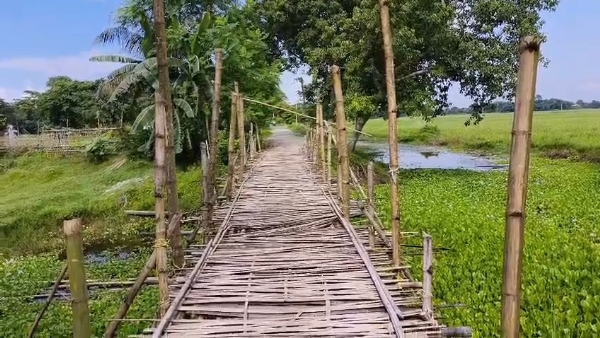 হাজোৰ ৰামদিয়াৰ এখন জৰাজীৰ্ণ বাঁহৰ দলঙে উদঙাইছে উন্নয়ণ