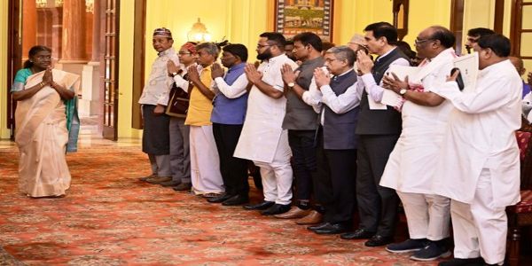 ‘আদি কৰ্মযোগী অভিযান’ৰ অধীনত জনজাতীয় প্ৰতিনিধিৰ ৰাষ্ট্ৰপতিক সাক্ষাৎ