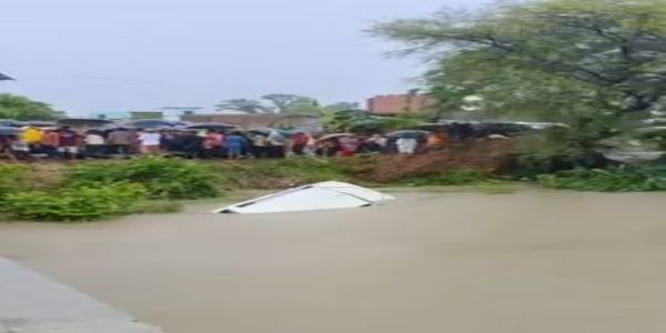 ইউ পি : গোণ্ডাত অনিয়ন্ত্ৰিত গাড়ী খালত পৰি ১১ জন লোকৰ মৃত্যু