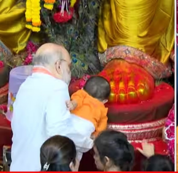 फोटो: मुंबई मशहूर लालबाग के राजा का दर्शन करते हुए केंद्रीय गृहमंत्री अमित शाह