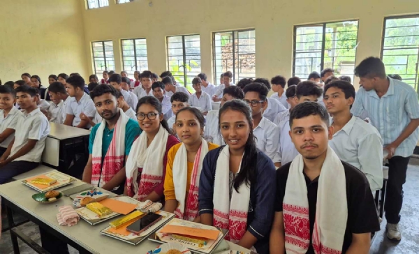 অকাল মৃত্যুক সাৱটি লোৱা তেজপুৰ বিশ্ববিদ্যালয়ৰ অধ্যাপক ড° প্ৰাঞ্জল বৰাৰ স্মৃতিত হলেশ্বৰ উচ্চতৰ মাধ্যমিক বিদ্যালয়ৰ ৫ গৰাকী কৃৰ্তী শিক্ষাৰ্থীক বঁটা প্ৰদান৷