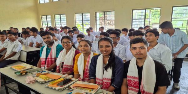 অকাল মৃত্যুক সাৱটি লোৱা অধ্যাপক ড° প্ৰাঞ্জল বৰাৰ স্মৃতিত হলেশ্বৰ উচ্চতৰ মাধ্যমিক বিদ্যালয়ৰ ৫ গৰাকী কৃৰ্তী শিক্ষাৰ্থীক বঁটা প্ৰদান