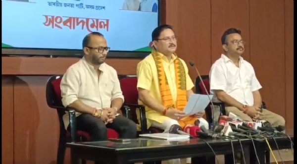 অসম প্ৰদেশ বিজেপি মুখ্যালয় অটল বিহাৰী বাজপেই ভবনত সংবাদ মাধ্যমসমূহক সম্বোধন কৰি থকা প্ৰদেশ সভাপতি দিলীপ শইকিয়া।