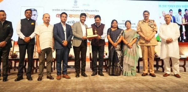 তামুলপুৰৰ জিলা আয়ুক্ত পংকজ চক্ৰৱৰ্তীসহ চাৰিগৰাকী বিষয়ালৈ কৰ্মশ্ৰী বঁটা।