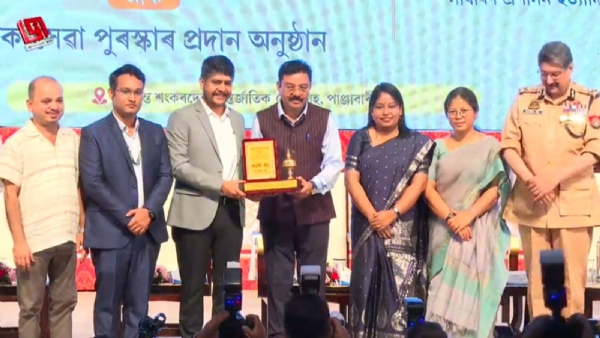 তামুলপুৰৰ জিলা আয়ুক্ত পংকজ চক্ৰৱৰ্তীসহ চাৰিগৰাকী বিষয়ালৈ কৰ্মশ্ৰী বঁটা।