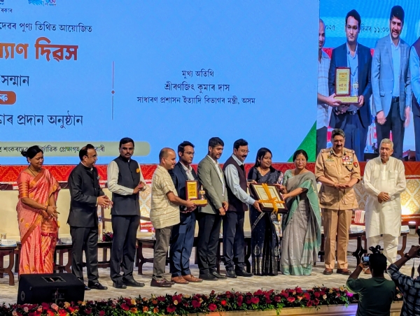 তামুলপুৰৰ জিলা আয়ুক্ত পংকজ চক্ৰৱৰ্তীসহ চাৰিগৰাকী বিষয়ালৈ কৰ্মশ্ৰী বঁটা।