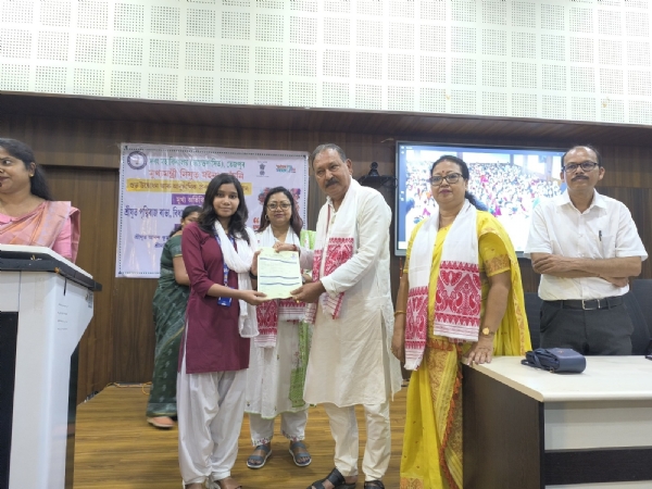 মুখ্যমন্ত্ৰীৰ নিযুত মইনা আঁচনি ২.০ নামেৰে এক অভিলাষী আচঁনিৰ  আবেদন-পত্ৰ বিতৰণৰ