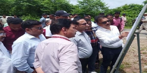 উত্তৰ-পূব সীমান্ত ৰেলৱেৰ মহাপ্ৰৱন্ধকৰ কোকৰাঝাৰ জিলাৰ বাসবাৰীত প্ৰস্তাৱিত ৱাগন ৱৰ্কশ্বপৰ স্থান পৰিদৰ্শন
