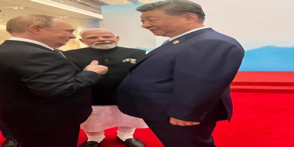 মোদীয়ে পুটিনক সাৱটি ধৰিলে, লগতে উপস্থিত আছিল ছি জিনপিং