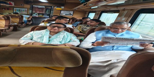 মহাৰাষ্ট্ৰৰ অতিৰিক্ত দায়িত্ব ল’বলৈ গুজৰাটৰ ৰাজ্যপাল আচাৰ্য দেৱব্ৰত মুম্বাইত উপস্থিত