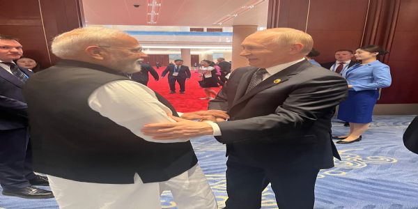 ফোনযোগে প্ৰধানমন্ত্ৰী মোডীক পুটিনৰ অভিনন্দন জ্ঞাপন