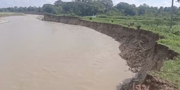 শোণিতপুৰৰ বৰছলাৰ মনমোহিনীপুৰত চপাই নৈৰ প্ৰৱল গৰাখহনীয়া