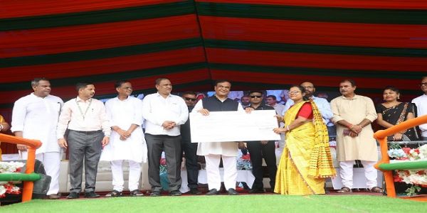 হোজাইত মহিলা উদ্যমিতাৰ চেক প্ৰদান মুখ্যমন্ত্ৰীৰ