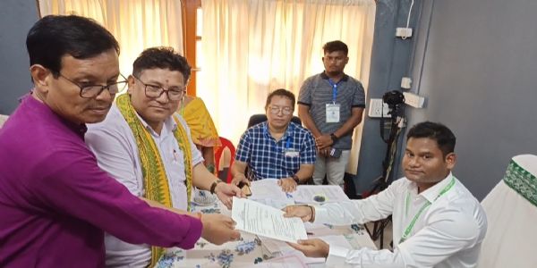দোতমা সমষ্টিত ইউপিপিএলৰ সভাপতি তথা বিটিআৰ প্ৰধান প্ৰমোদ বড়োৰ মনোনয়ন পত্ৰ দাখিল