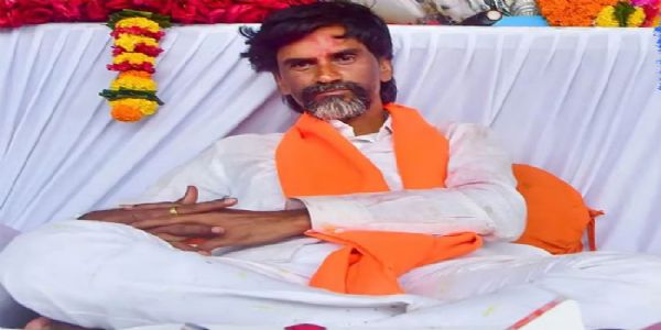 আজাদ ময়দান খালী কৰিবলৈ মুম্বাই আৰক্ষীৰ অনশনকাৰী মনোজ জাৰাঙক জাননী জাৰি