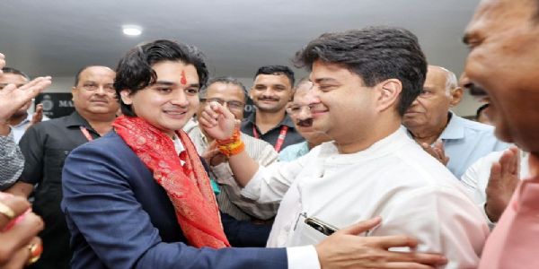 এম পি চি এৰ সভাপতি হিচাপে বিনা প্ৰতিদ্বন্দ্বিতাত নিৰ্বাচিত মহাআৰ্যমান সিন্ধিয়া, পিতৃ জ্যোতিৰাদিত্যৰ পৰা আশীৰ্বাদ লাভ কৰে