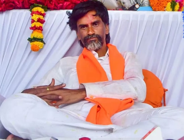 फोटो: आजाद मैदान में भूख हड़ताल करते हुए मराठा नेता मनोज जारांगे पाटिल