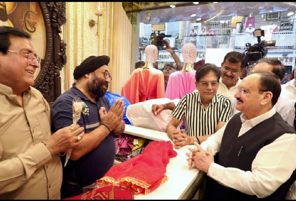 लाजपत नगर स्थित अमर कॉलोनी में व्यापारियों के साथ बातचीत करते भाजपा अध्यक्ष जे पी नड्डा