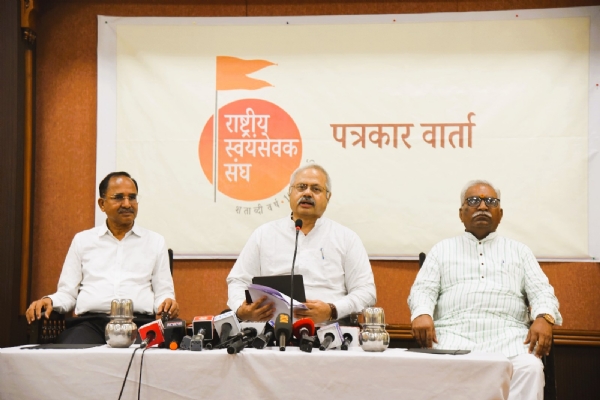 पत्रकार परिषदेत बोलताना सुनील आंबेकर शेजारी दीपक तामशेट्टीवार आणि राजेश लोया