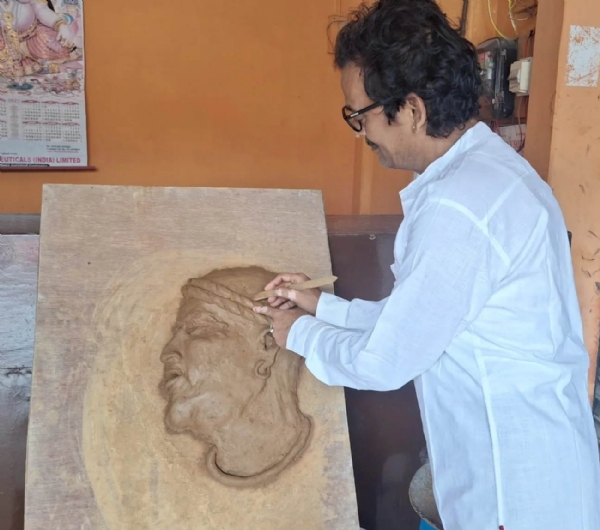ধুবুৰীৰ বিশিষ্ট মৃৎ শিল্পী প্ৰদীপ কুমাৰ ঘোষে আজি জনতাৰ শিল্পী জুবিন গাৰ্গৰ এটি প্ৰতিমূৰ্তি সাজি উলিয়াই প্ৰিয় শিল্পী গৰাকীলৈ শ্ৰদ্ধাণ্জলি নিবেদন