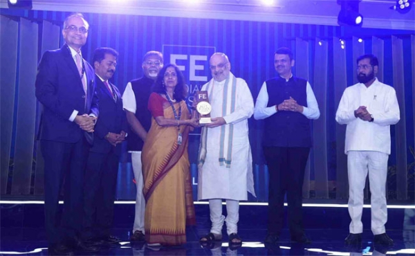 মুম্বাইত এক অনুষ্ঠানত বঁটা বিতৰণ কৰিছে কেন্দ্ৰীয় গৃহমন্ত্ৰী অমিত শ্বাহে।