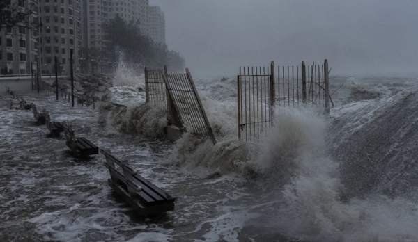 হংকঙৰ হেং ফা চুৱেন অঞ্চলত ছুপাৰ টাইফুন ৰাগাছাৰ প্ৰভাৱ পৰাৰ লগে লগে উপকূলত প্ৰচণ্ড ঢৌৱে আঘাত হানে। ফটো: ইণ্টাৰনেট মিডিয়া
