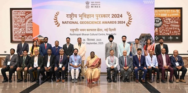 राष्ट्रपति द्रौपदी मुर्मु शुक्रवार को राष्ट्रीय भूविज्ञान पुरस्कार विजेताओं के साथ
