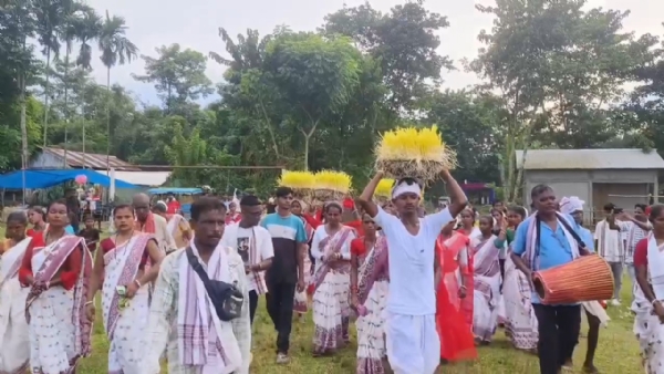 চাপৰৰ চৈবাৰী আকলুলাইনৰ খেলপথাৰত আদিবাসী সকলৰ ২১তম কৰম উৎসৱ উদযাপন।