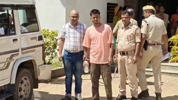 ক্ষেত্ৰী আৰক্ষীৰ জালত এটা প্ৰৱঞ্চক।