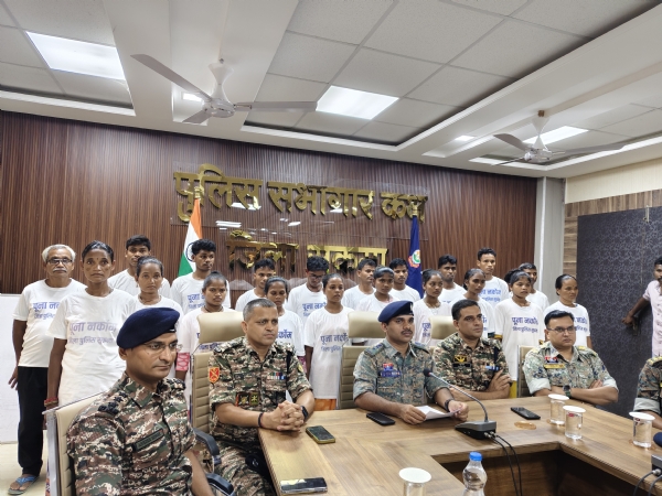 सुकमा में 33 लाख के 20 इनामी नक्सलियों पुलिस एवं सीआरपीएफ अधिकारियों के समक्ष किया आत्मसमर्पण सुकमा में 33 लाख के 20 इनामी नक्सलियों पुलिस एवं सीआरपीएफ अधिकारियों के समक्ष किया आत्मसमर्पण