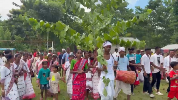 চাপৰৰ চৈবাৰী আকলুলাইনৰ খেলপথাৰত আদিবাসী সকলৰ ২১তম কৰম উৎসৱ উদযাপন।