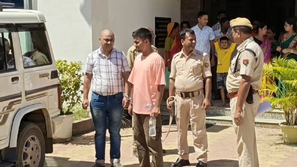 ক্ষেত্ৰী আৰক্ষীৰ জালত এটা প্ৰৱঞ্চক।