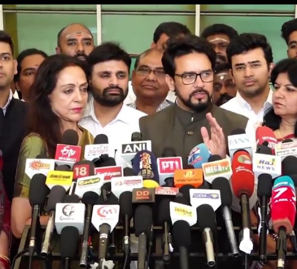 अनुराग ठाकुर मीडिया से बातचीत करते हुए
