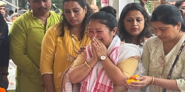সোণাপুৰৰ সমাধিস্থলীত উপস্থিত গৰিমা গাৰ্গ