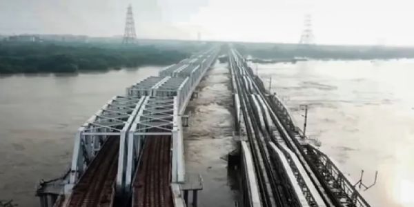 দিল্লীৰ যমুনা নদীৰ প্ৰবাহ হ্ৰাস, পুৰণি ৰেল দলঙৰ জলপৃষ্ঠ ২০৭.৩৩ মিটাৰ